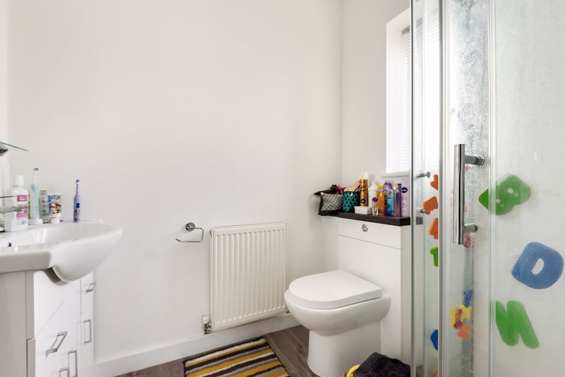 Master bedroom en-suite- click for photo gallery